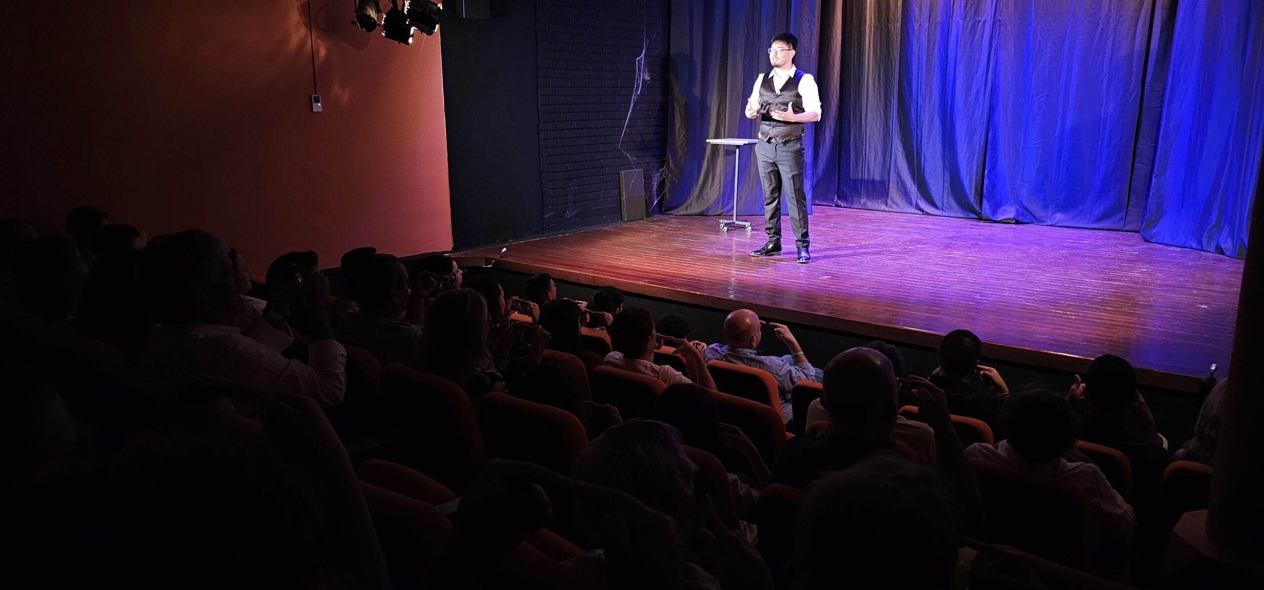 Artista de El Colectivo Mágico en el escenario del Teatro Esquina Latina, con el público de Jueves de Magia