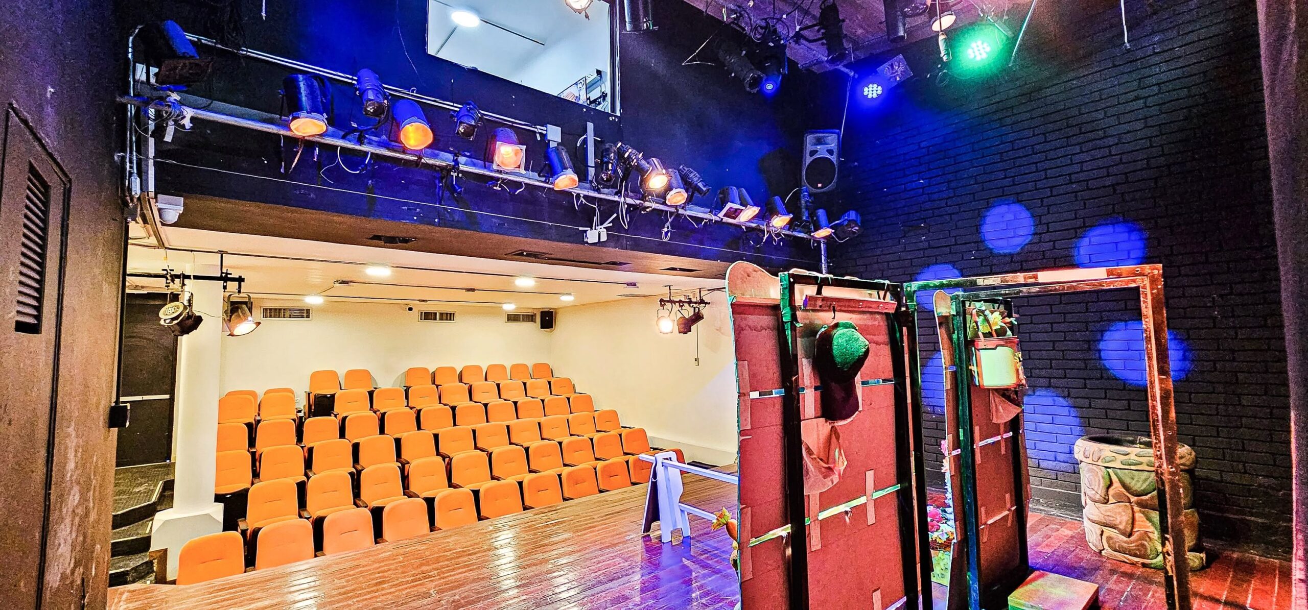 Interior del Teatro Esquina Latina con la sala y el escenario preparados para Jueves de Magia